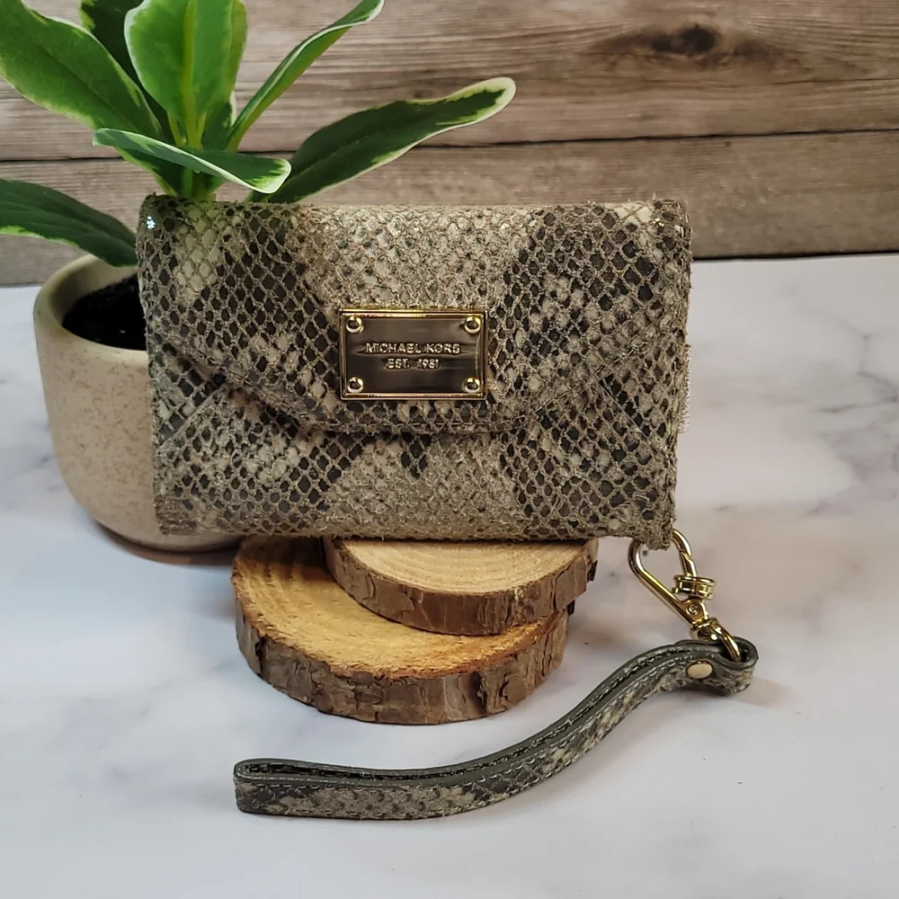 MICHAEL KORS SNAKE PRINT PHONE WRISTLET